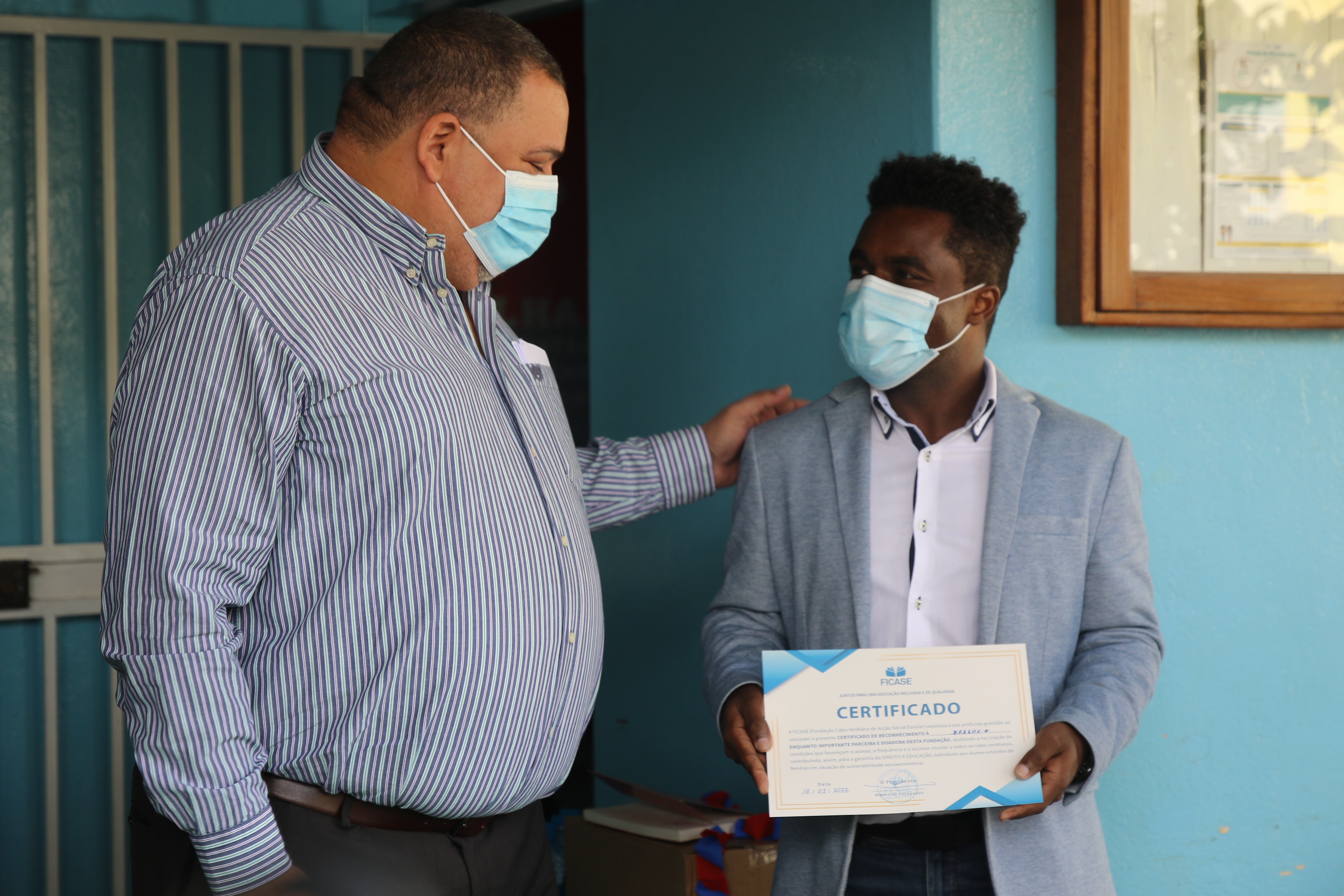 Ex-beneficiário da FICASE Mobiliza um Contentor de Álcool Gel para as Escolas de Cabo Verde