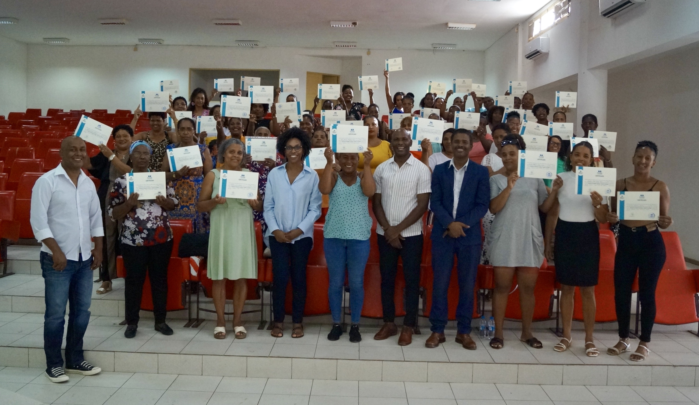 Cozinheiras das Cantinas Escolares da ilha de São Vicente recebem Certificados de Formação em Primeiros Socorros e Combate ao Incêndio
