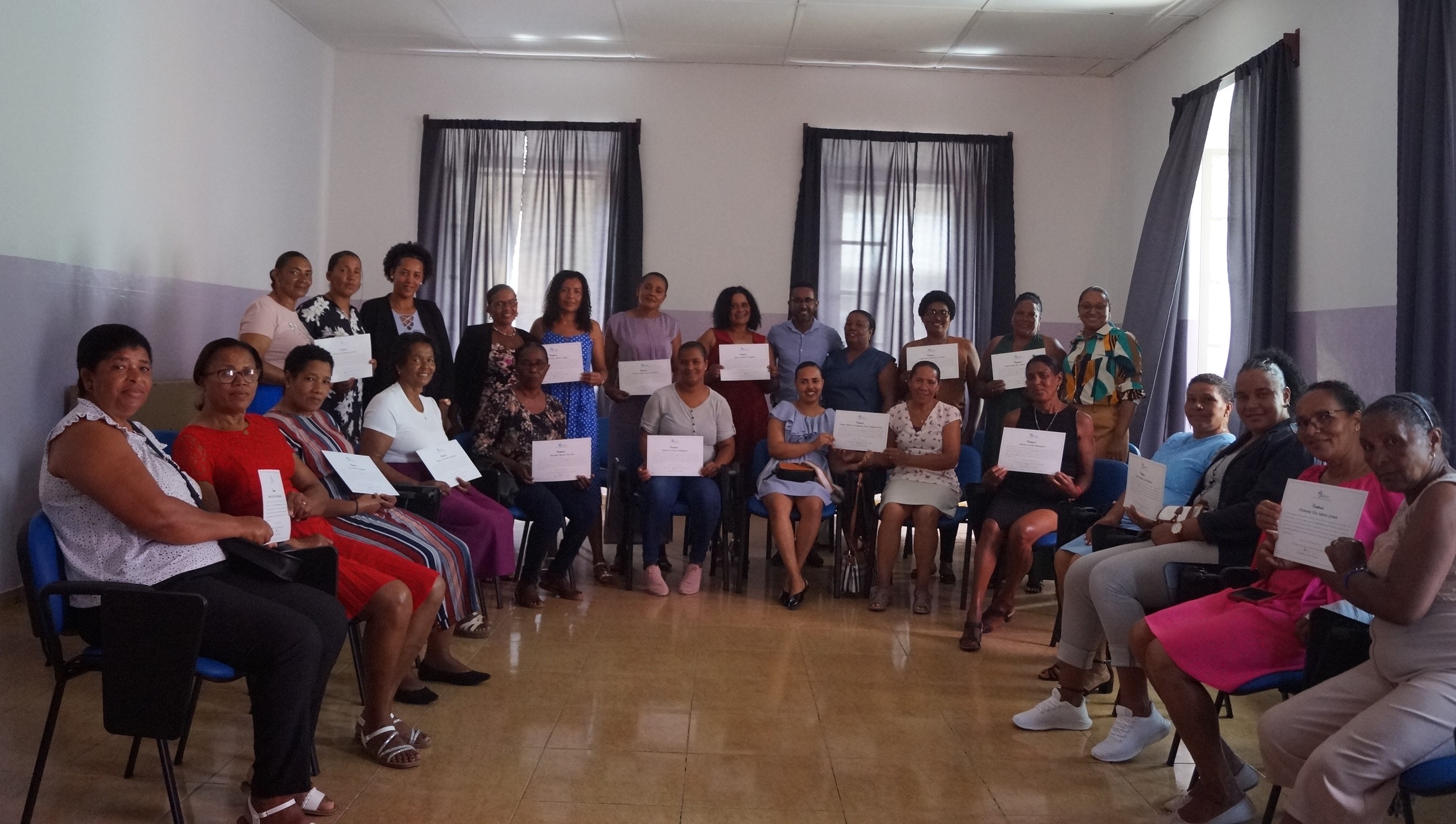 Cozinheiras das Cantinas Escolares da FICASE em Ribeira Grande, SA, recebem certificados de formação ministrada pela EHTCV