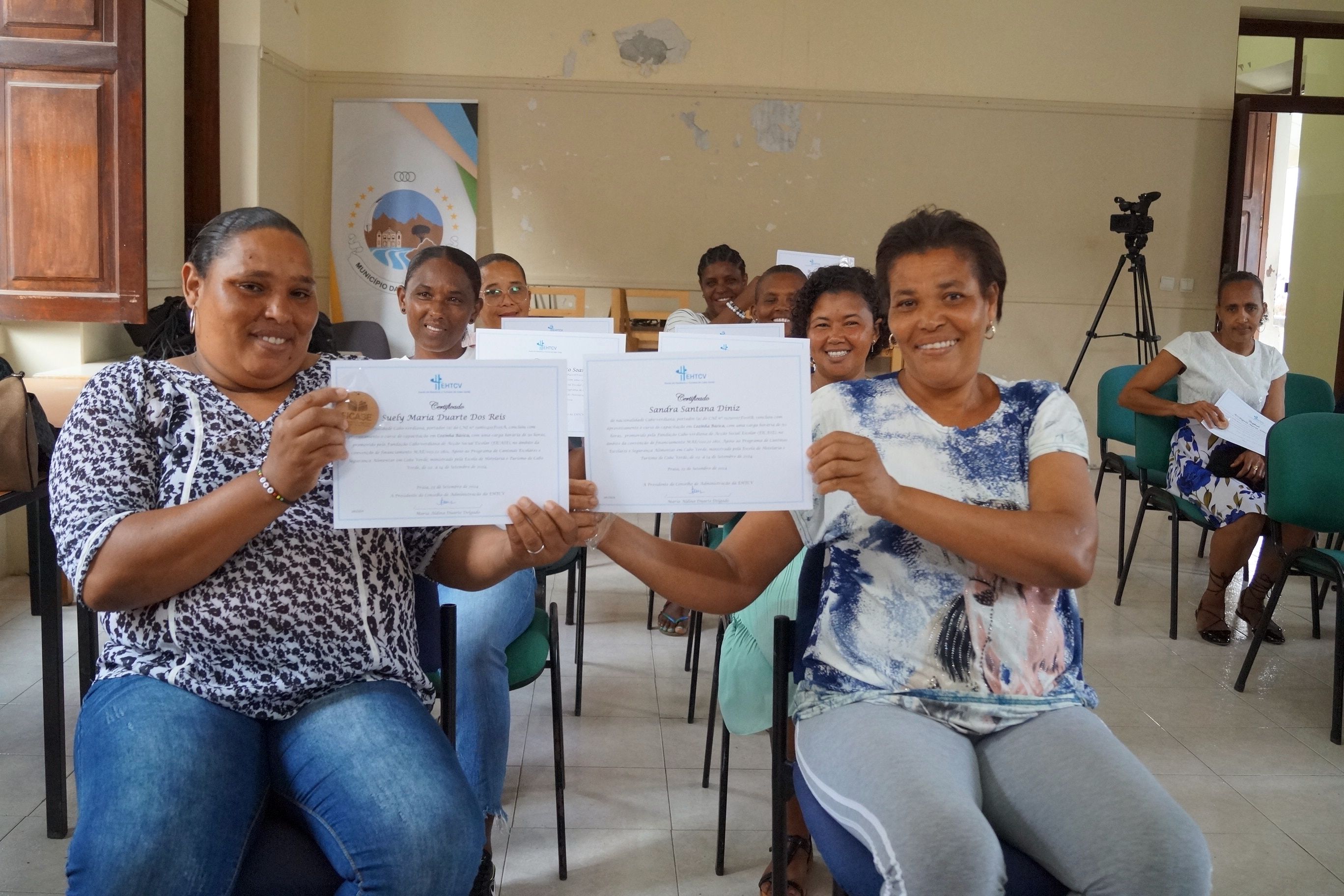 Cozinheiras das Cantinas Escolares da FICASE em São Nicolau recebem certificados de formação em Cozinha Básica ministrada pela EHTCV