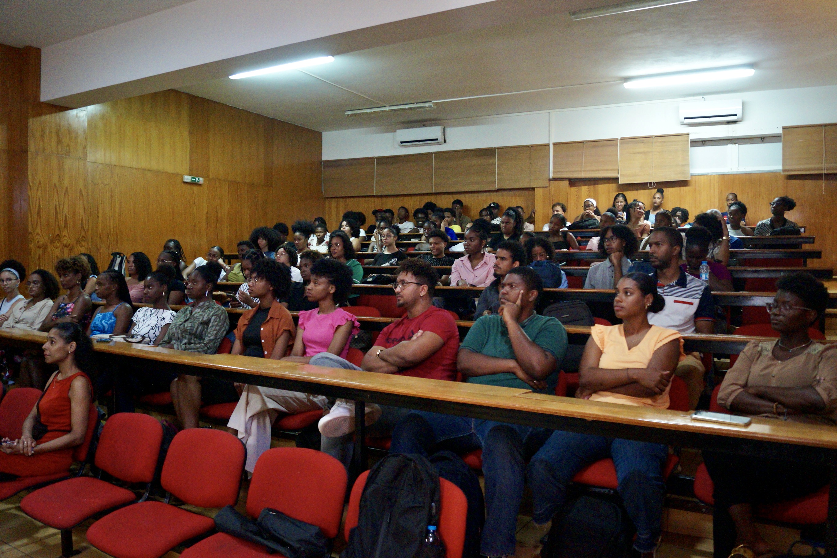 Equipa da FICASE reúne-se com Administração e Estudantes da Universidade Jean Piaget de Cabo Verde – Pólo da Praia
