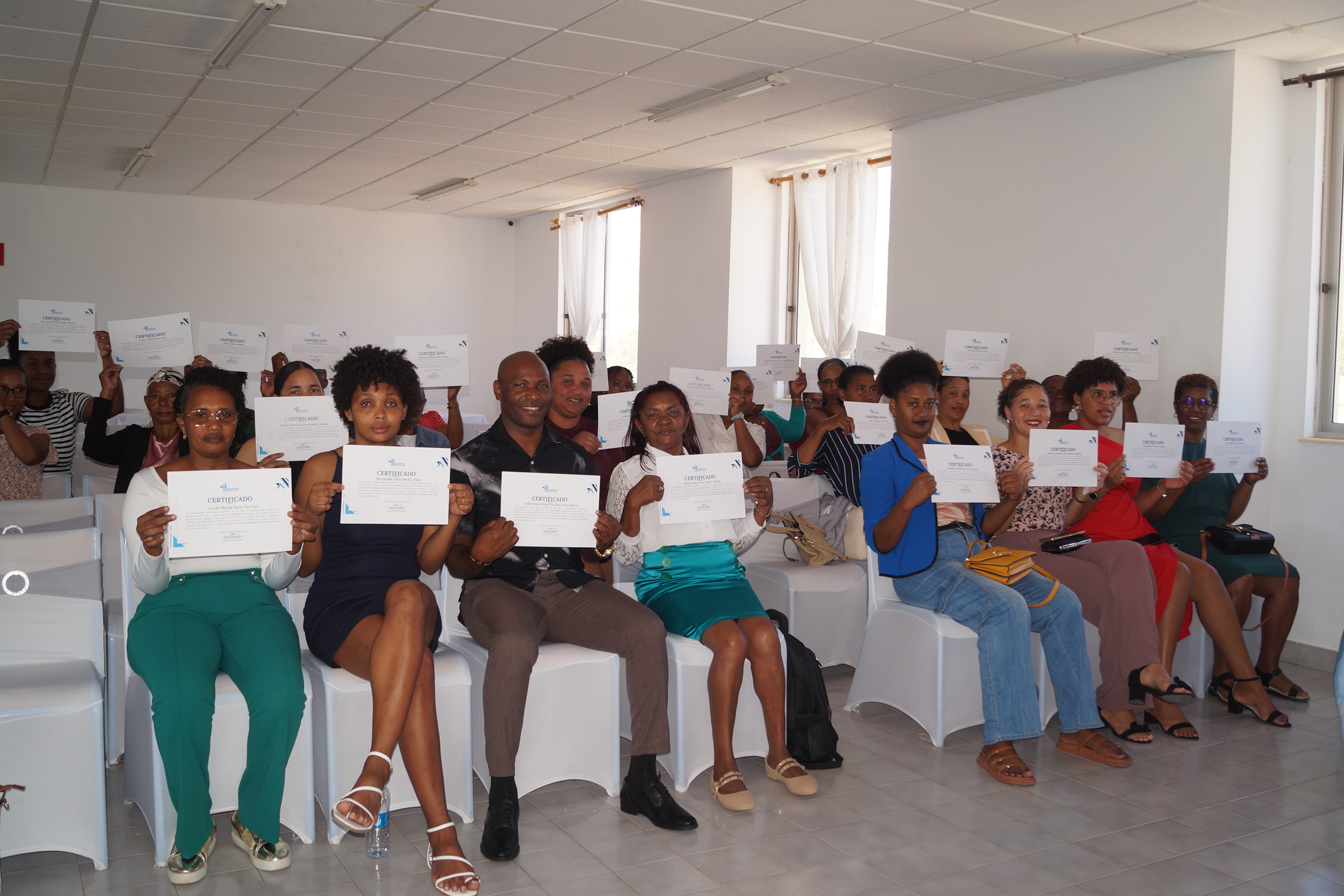 Cozinheiras das Cantinas Escolares de Porto Novo recebem certificados de formação em Cozinha Básica