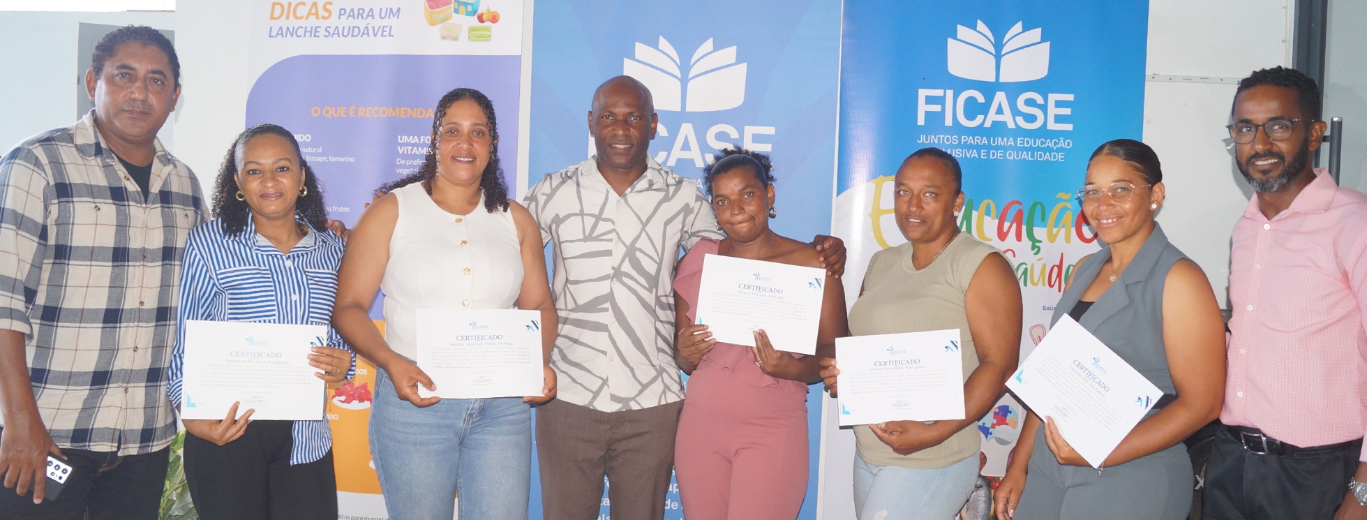 FICASE encontra-se com Delegação Escolar e Cozinheiras das Cantinas Escolares de Santa Catarina do Fogo, e entrega Certificados de Formação em Cozinha Básica