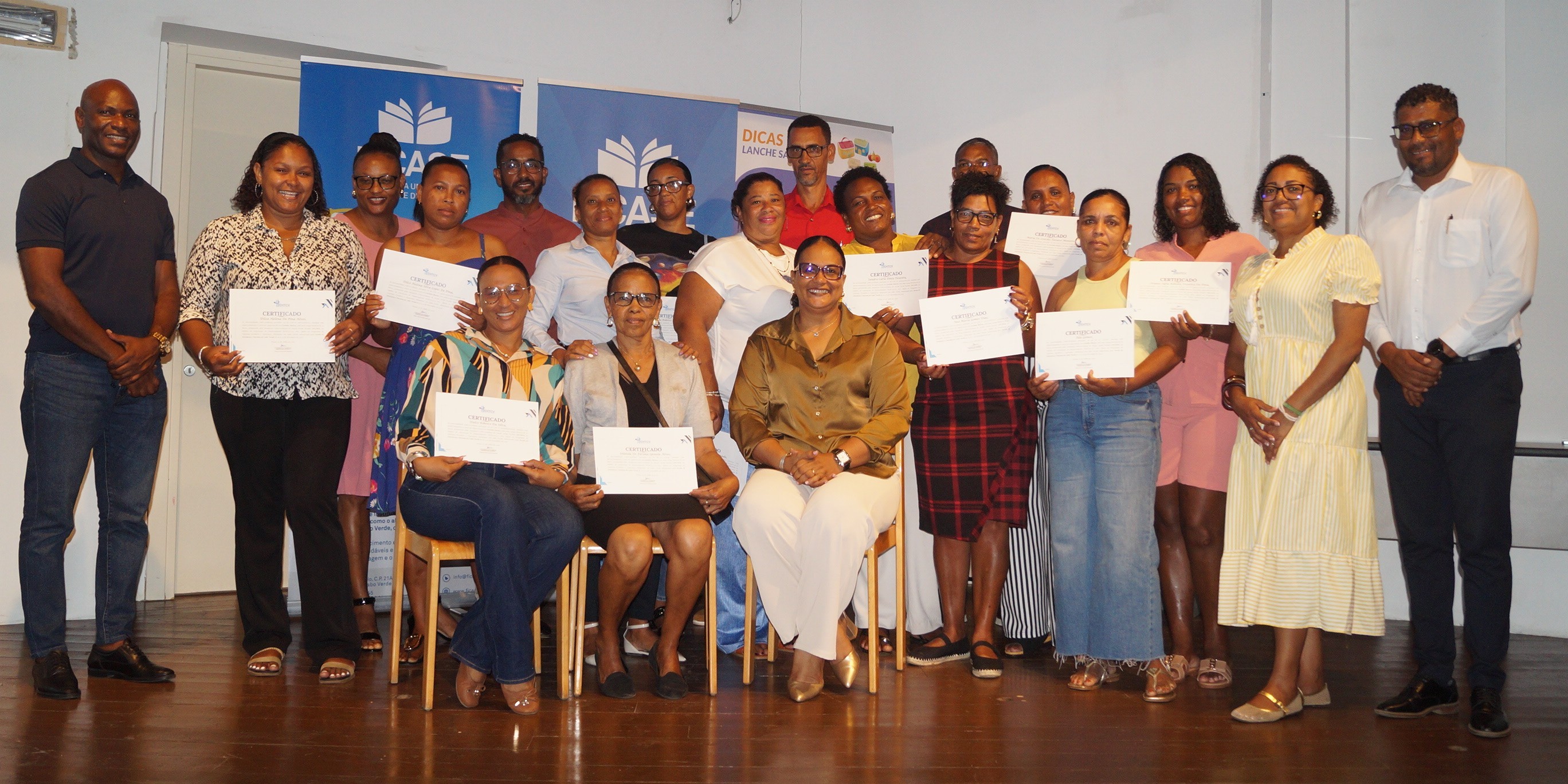 FICASE encontra-se com Delegação Escolar e Cozinheiras das Cantinas Escolares de São Filipe, e entrega Certificados de Formação em Cozinha Básica